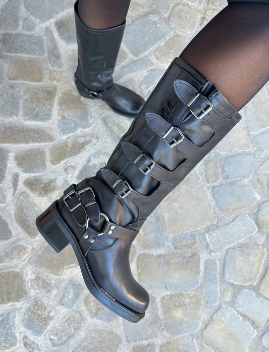 BIKER CON FIBBIE NERO