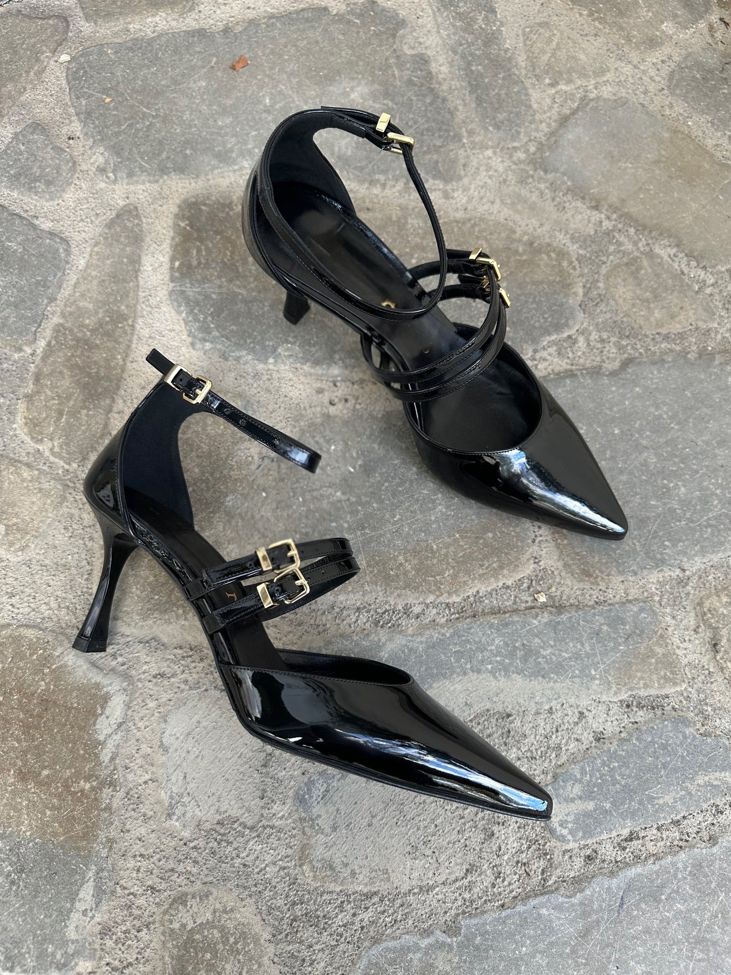 DECOLLETE' CON FIBBIE NERA