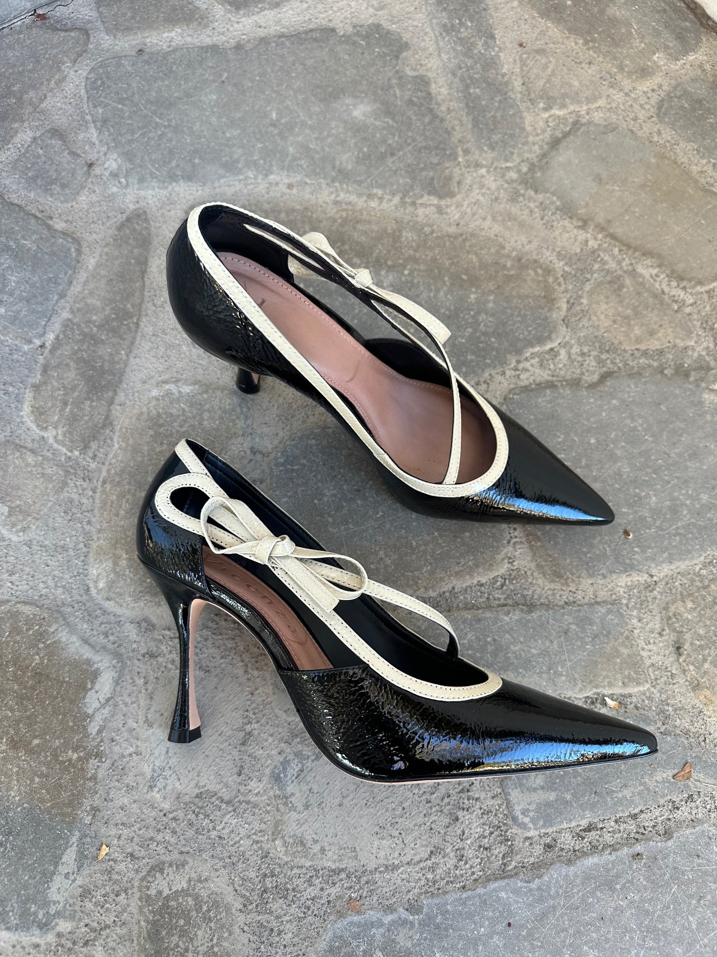 DECOLLETE' IN VERNICE NERA