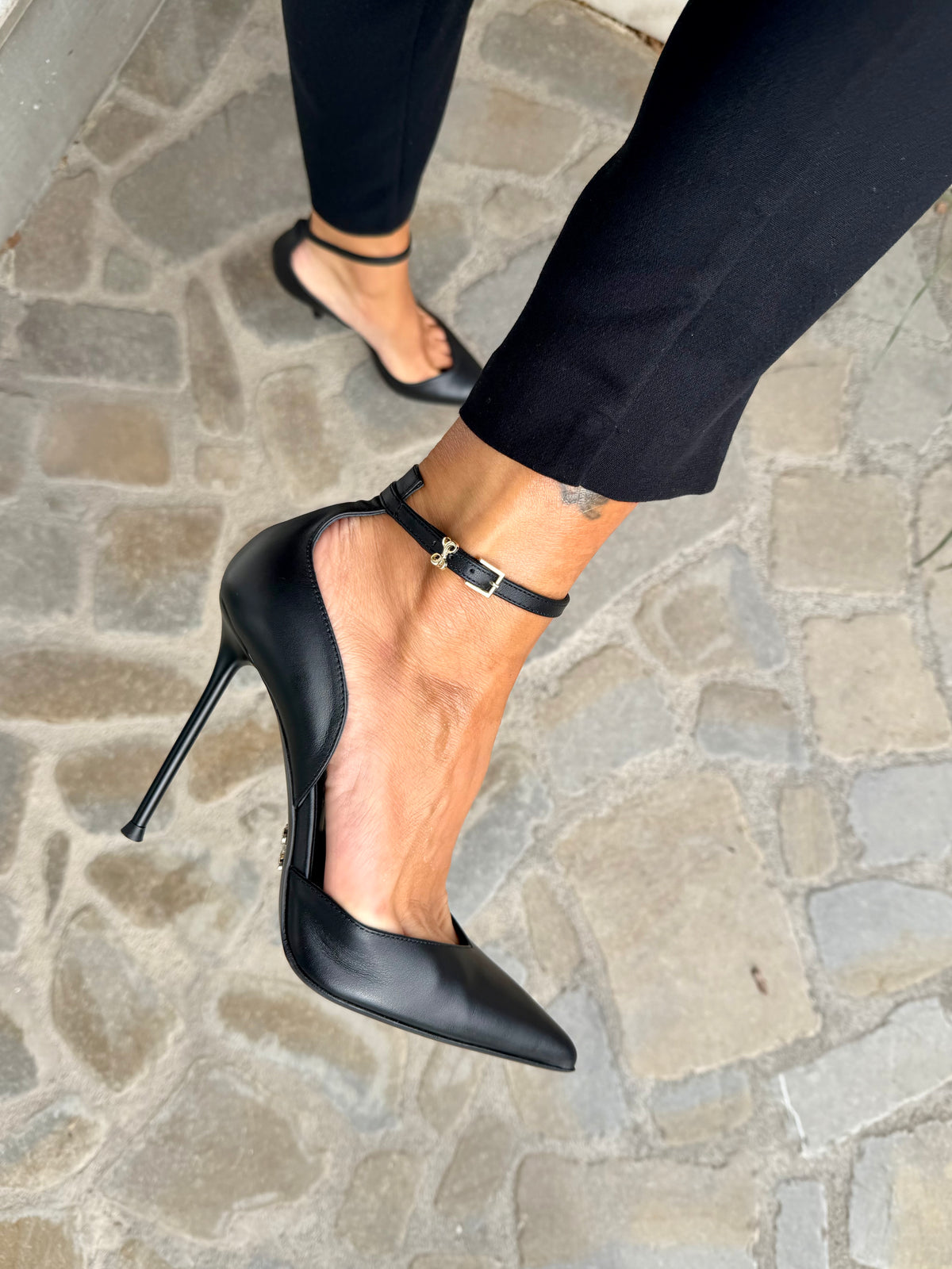 DECOLLETE' LEVANTESI NERA