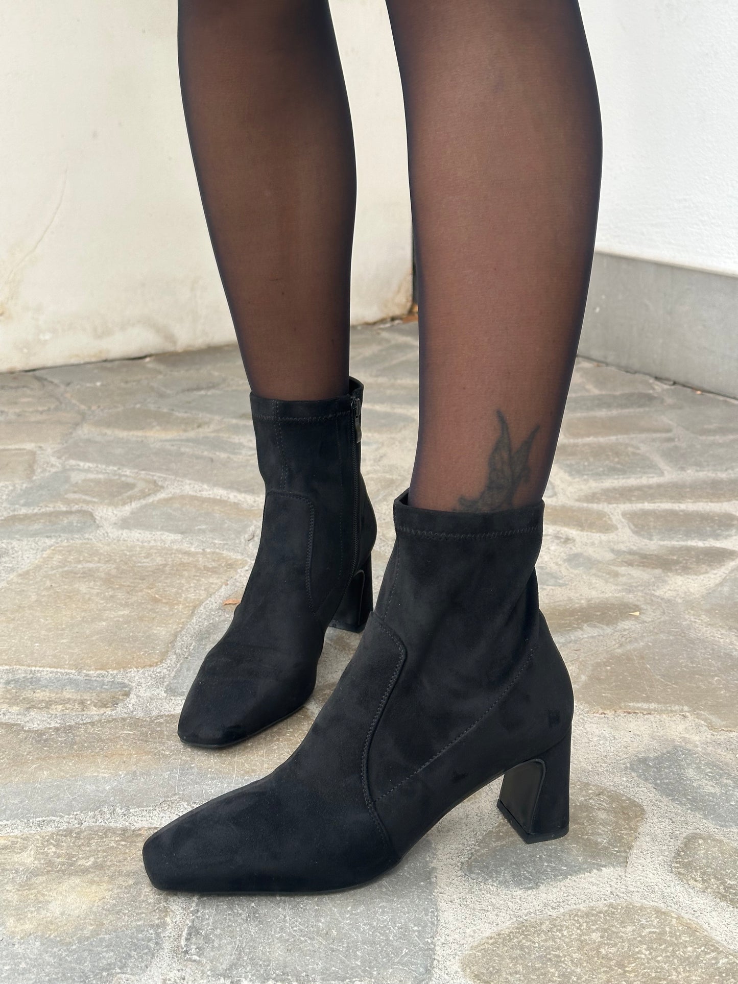 STIVALETTO IN CAMOSCIO NERO