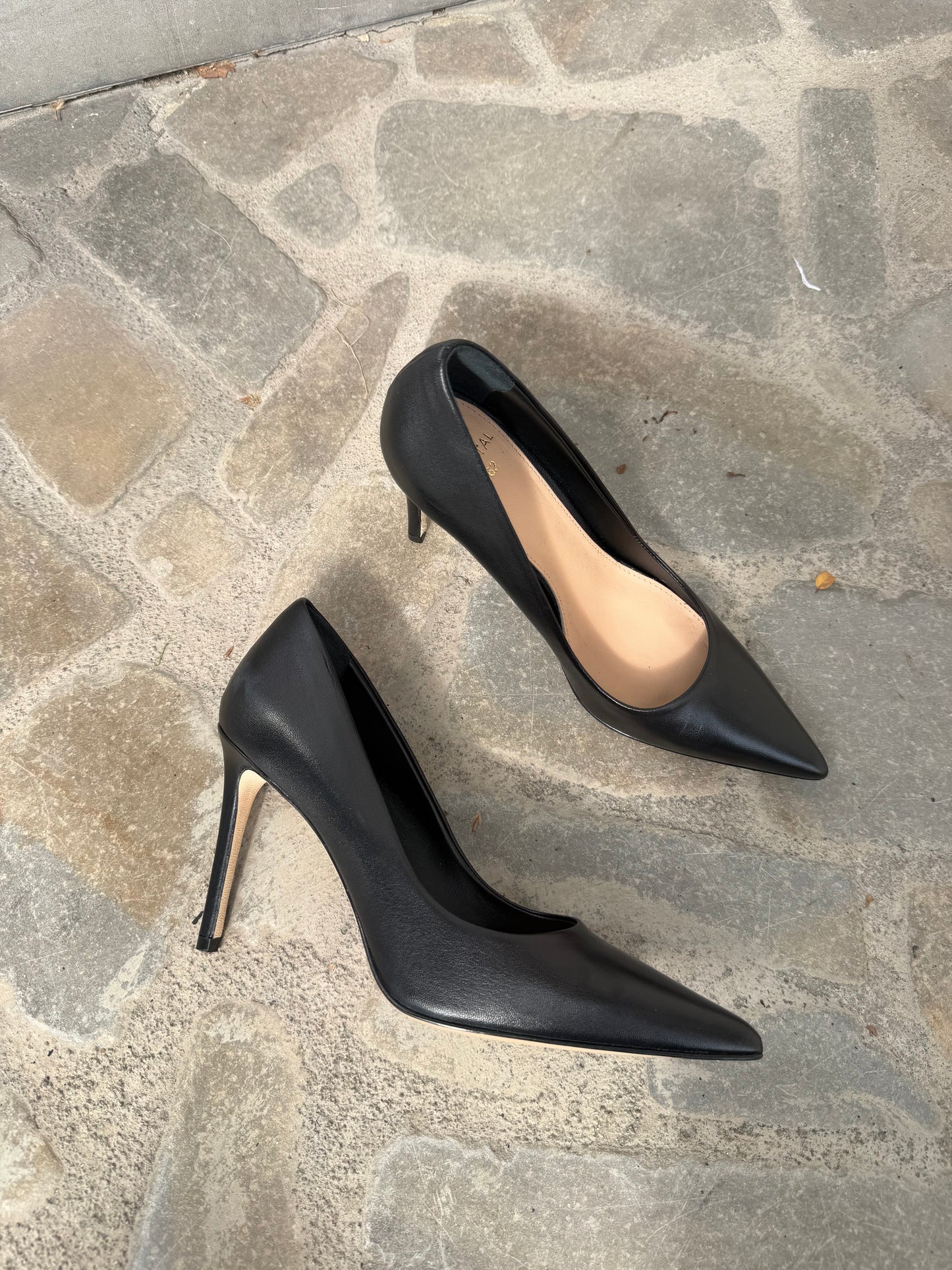 DECOLLETE' IN PELLE NERA